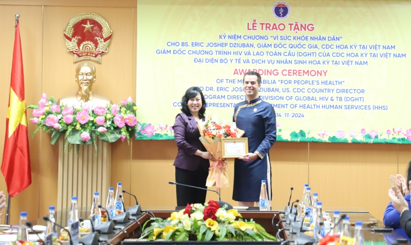 Bộ Y tế trao tặng Kỷ niệm chương “Vì sức khỏe nhân dân” cho Giám đốc Quốc gia, CDC Hoa Kỳ tại Việt Nam