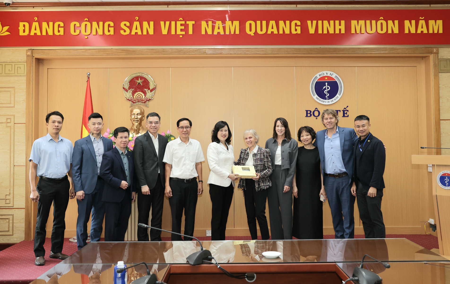 Bộ trưởng Bộ Y tế Đào Hồng Lan tiếp Tổ chức Operation Smile