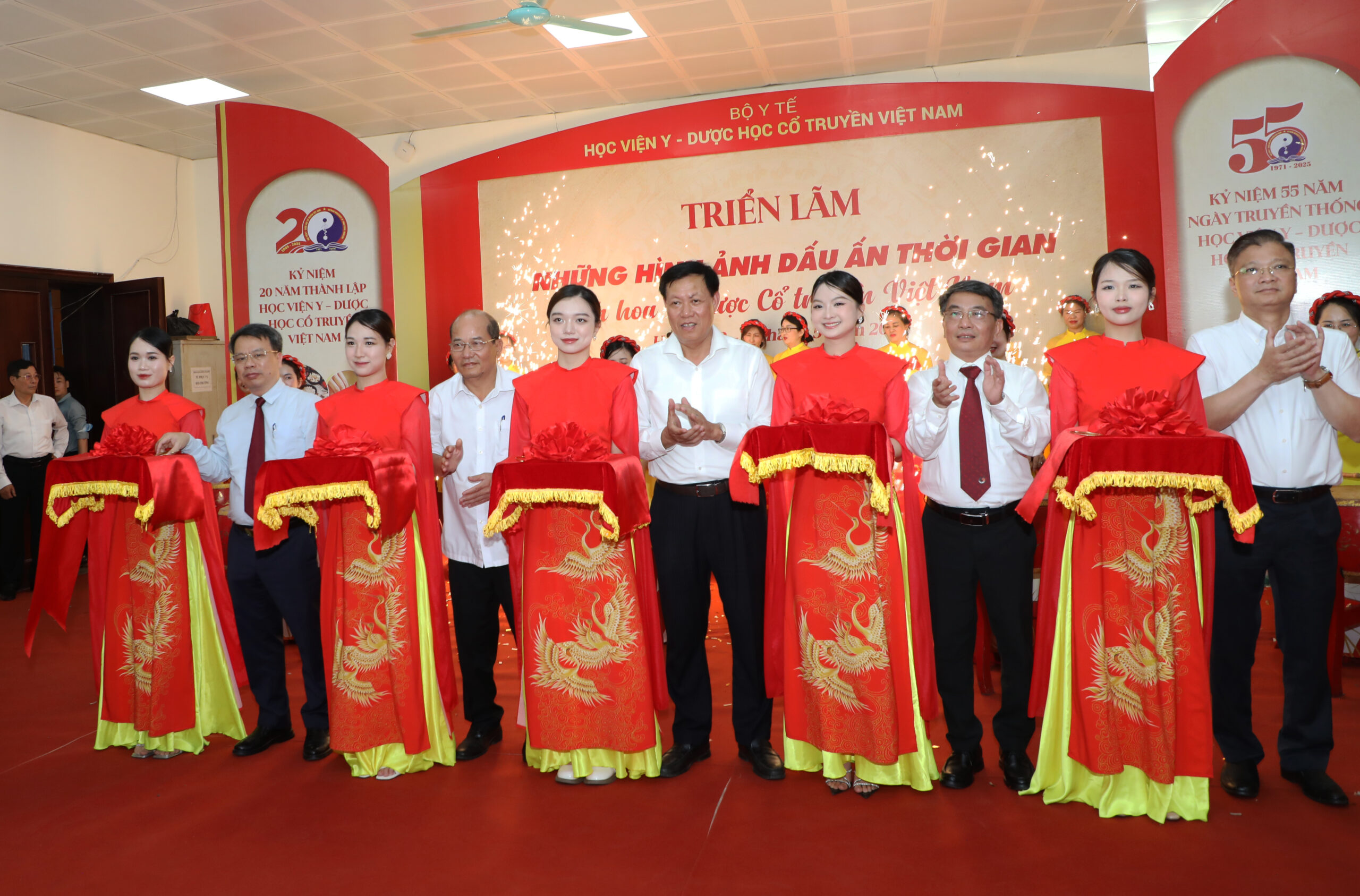 Thứ trưởng Bộ Y tế dự lễ khai trương Triển lãm “Những hình ảnh dấu ấn thời gian – Tinh hoa Y, Dược cổ truyền Việt Nam”