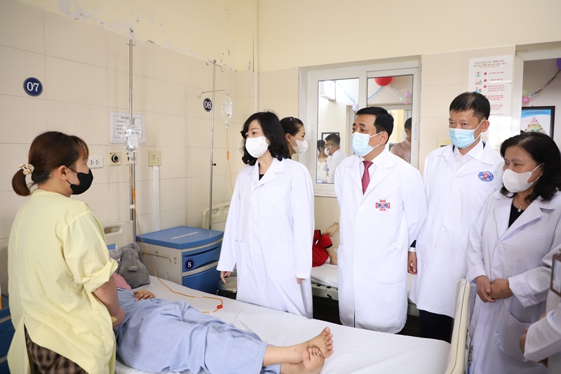 Bộ trưởng Bộ Y tế Đào Hồng Lan thăm, động viên bệnh nhi tại Bệnh viện K nhân dịp Quốc tế Thiếu nhi