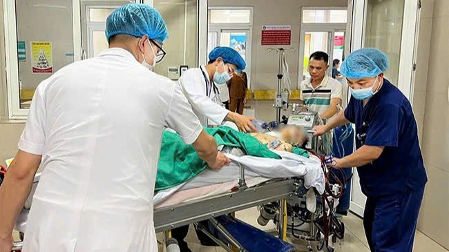 Kích hoạt ECMO lưu động, xuyên đêm cứu bé gái viêm cơ tim tối cấp