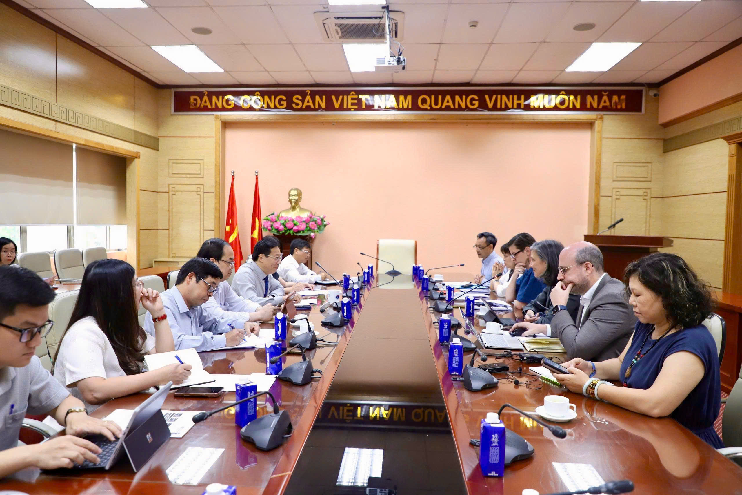 Thứ trưởng Bộ Y tế Lê Đức Luận tiếp đoàn UNDP và WHO