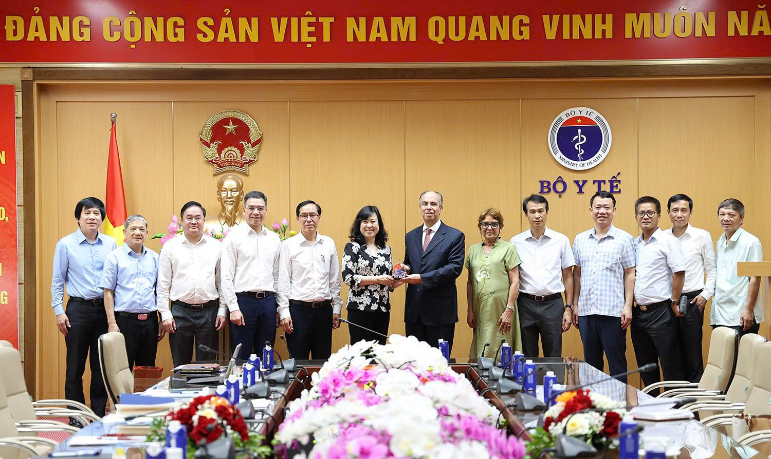 Bộ trưởng Bộ Y tế Đào Hồng Lan tiếp xã giao Đại sứ Cuba tại Việt Nam