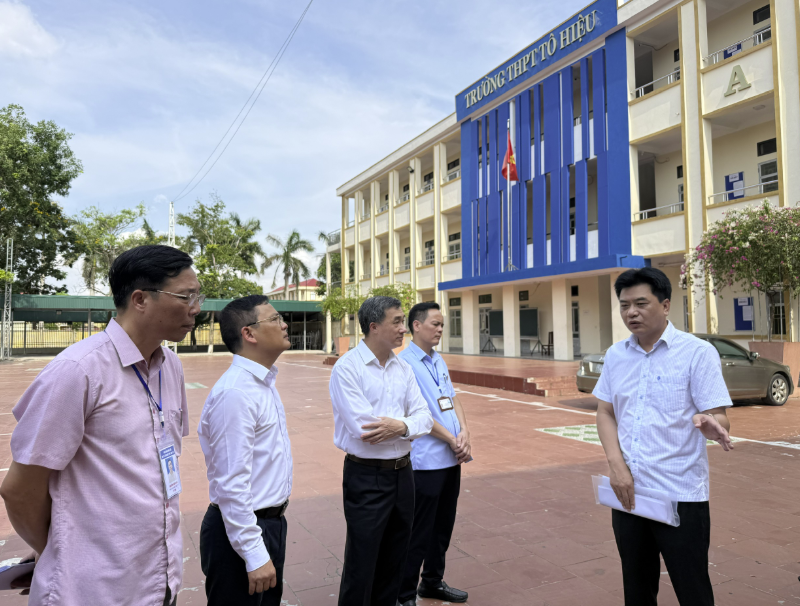 Thứ trưởng Bộ Y tế Trần Văn Thuấn kiểm tra công tác y tế phục vụ kỳ thi tốt THPT năm 2025 tại tỉnh Hưng Yên