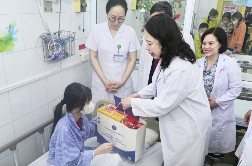 Phó Chủ tịch nước Võ Thị Ánh Xuân thăm, tặng quà bệnh nhi tại Bệnh viện Phổi Trung ương