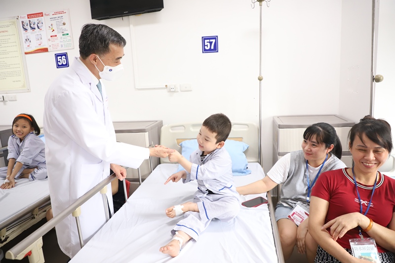 Thứ trưởng Bộ Y tế Trần Văn Thuấn thăm, tặng quà bệnh nhi nhân dịp Quốc tế Thiếu nhi 01/6