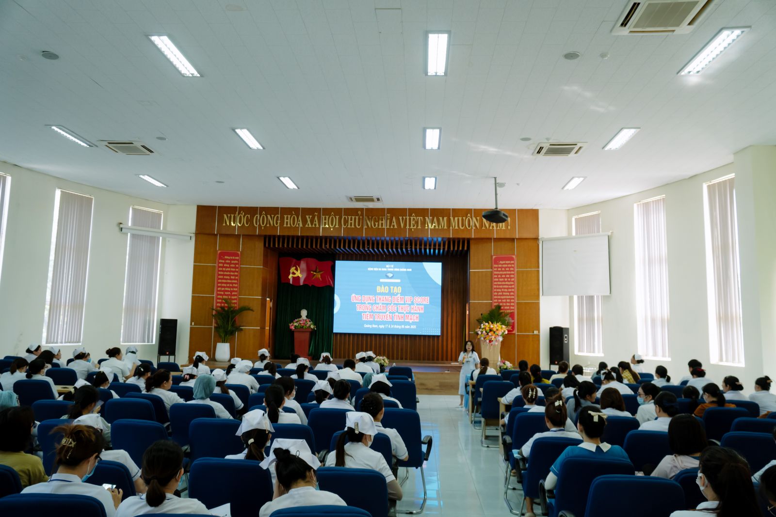 Nâng cao chất lượng chăm sóc người bệnh: Bệnh viện tổ chức đào tạo ứng dụng thang điểm VIP SCORE trong chăm sóc tiêm truyền tĩnh mạch