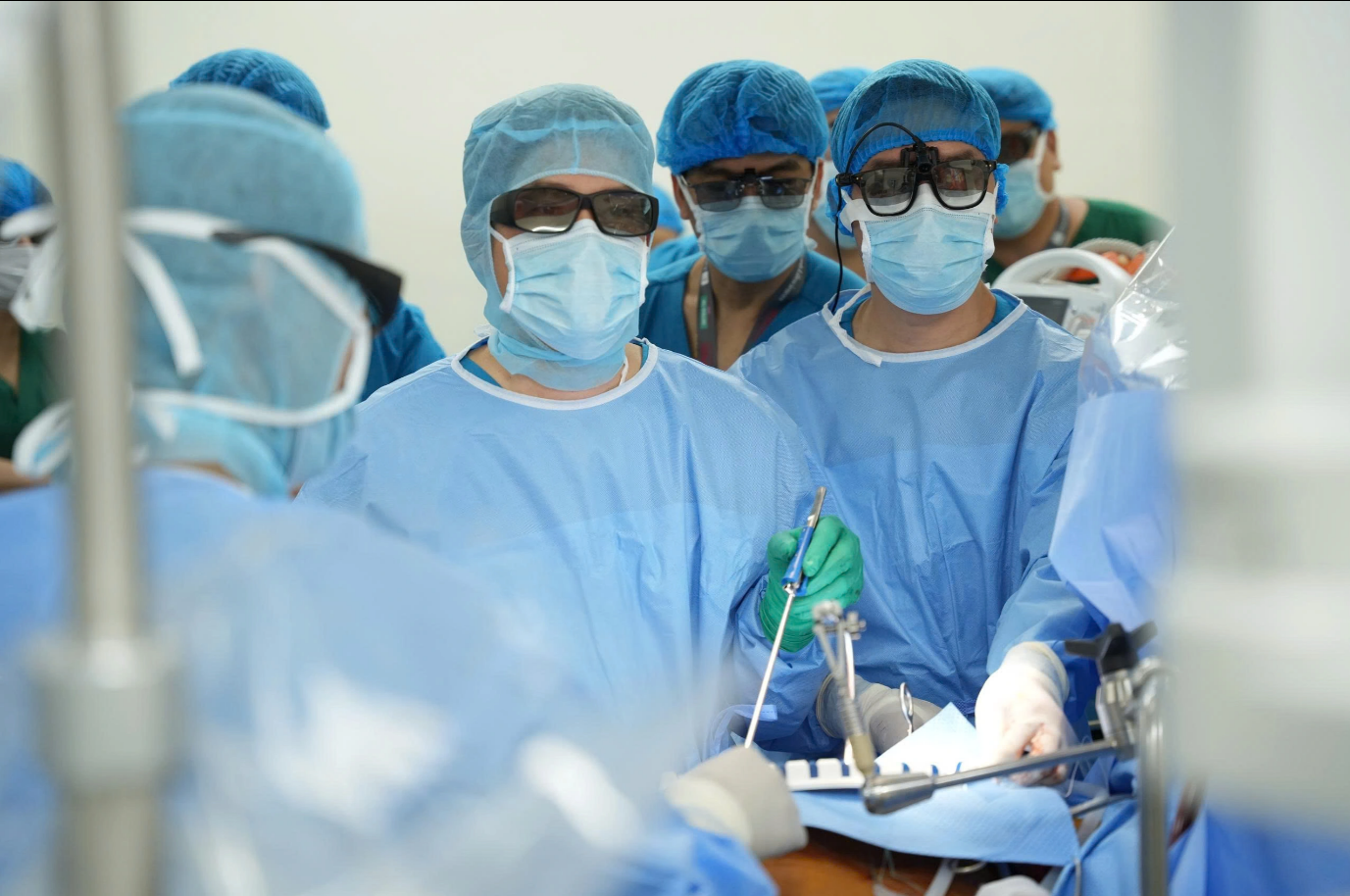 Thay cùng lúc hai van tim bằng mổ nội soi toàn bộ