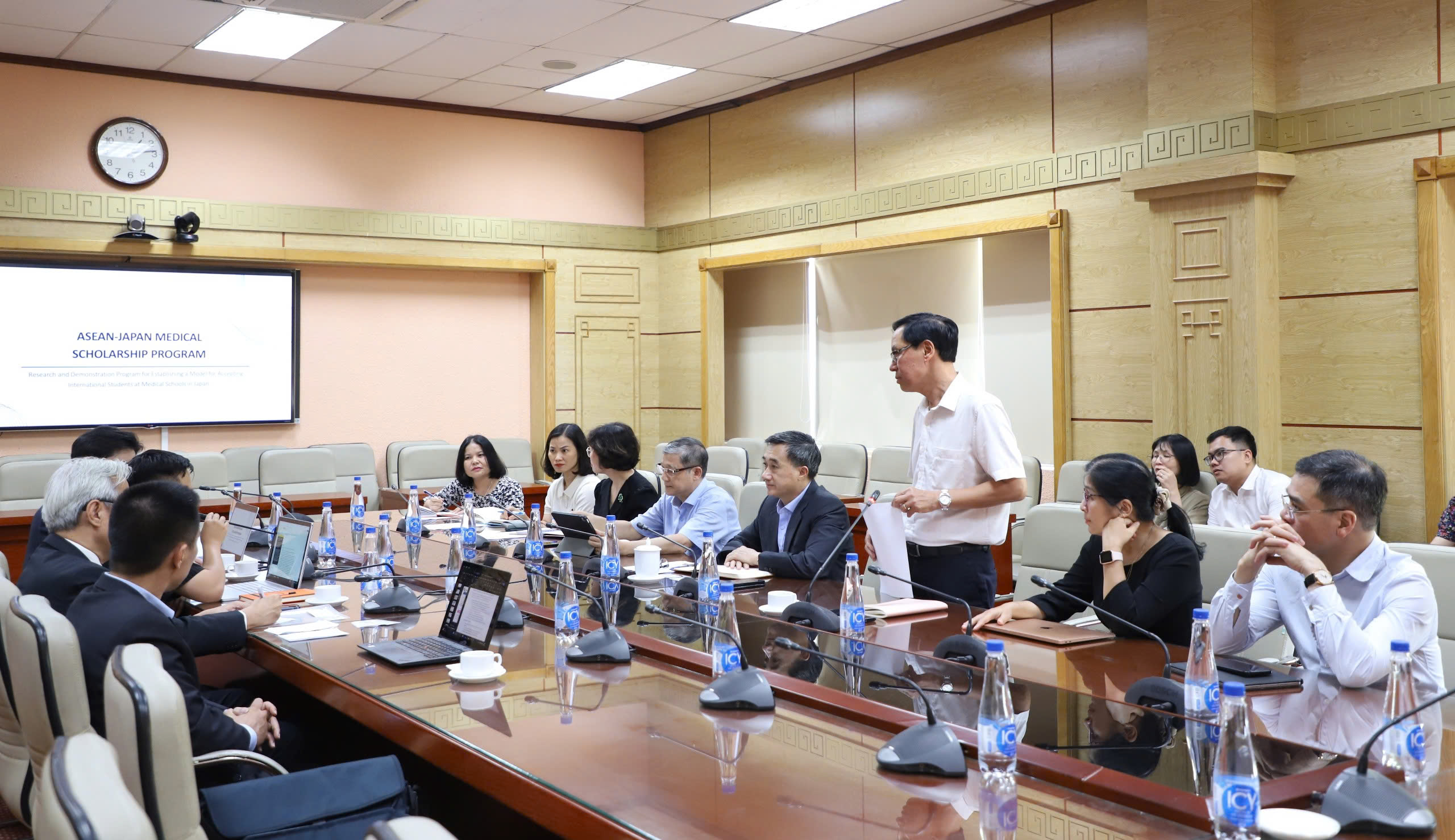 Thứ trưởng Bộ Y tế Trần Văn Thuấn tiếp Đoàn ERIA thăm và làm việc tại Bộ Y tế