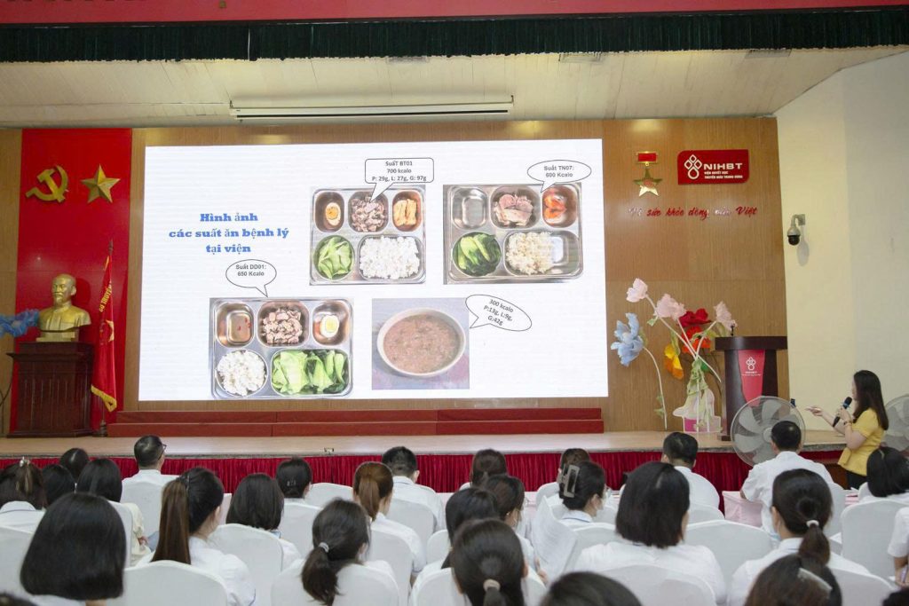 Tập huấn chăm sóc và đánh giá tình trạng dinh dưỡng cho người bệnh