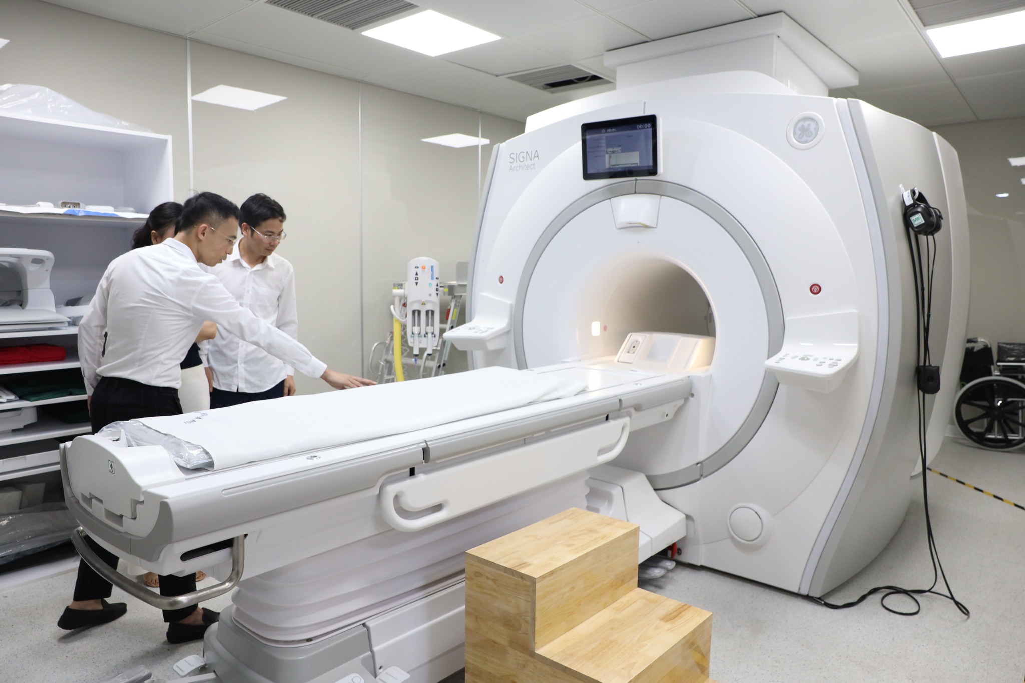 Lễ khai trương hệ thống chụp Cộng hưởng từ SIGNA Architect 3.0T tại Bệnh viện Đại học Y Hà Nội