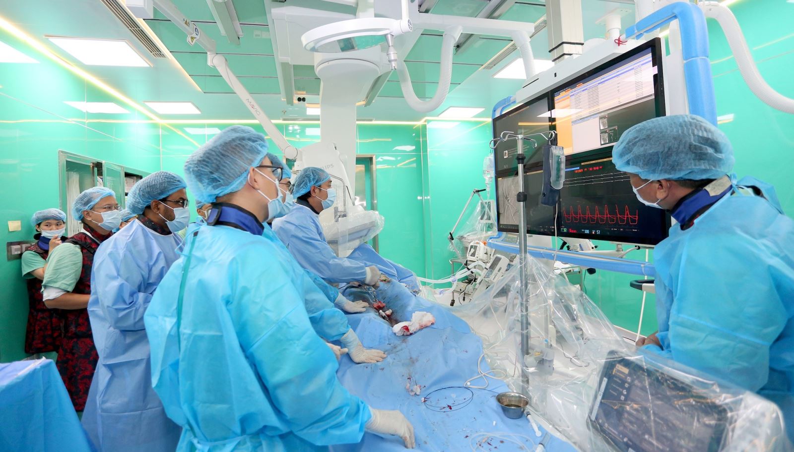 Lần đầu tiên triển khai thay van động mạch chủ qua da