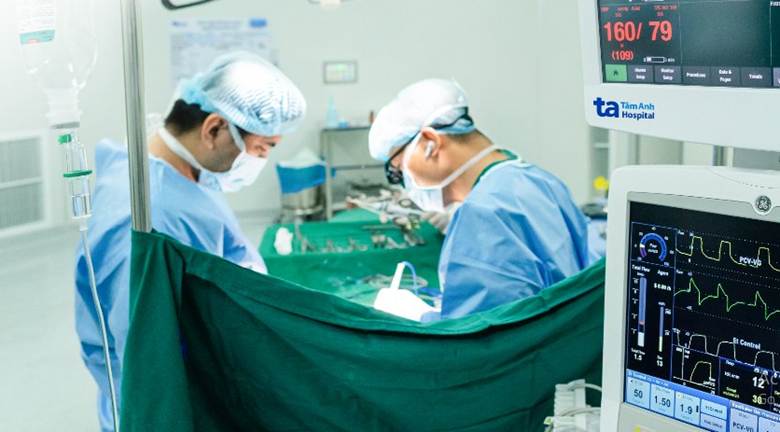 Cắt trọn u cường giáp tái phát cho bệnh nhân 65 tuổi, bảo tồn dây thanh quản