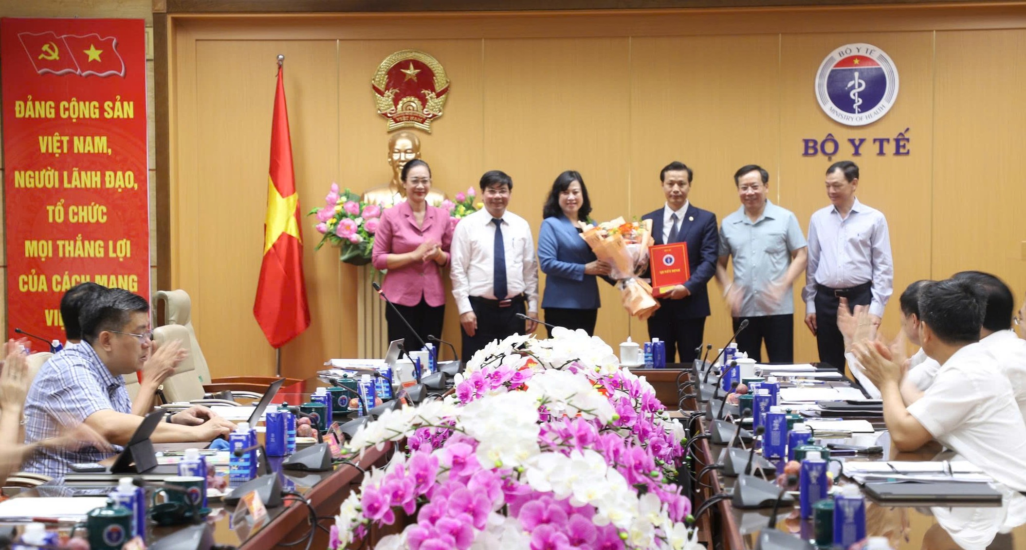 Bộ trưởng Đào Hồng Lan trao Quyết định bổ nhiệm cán bộ của Bộ Y tế