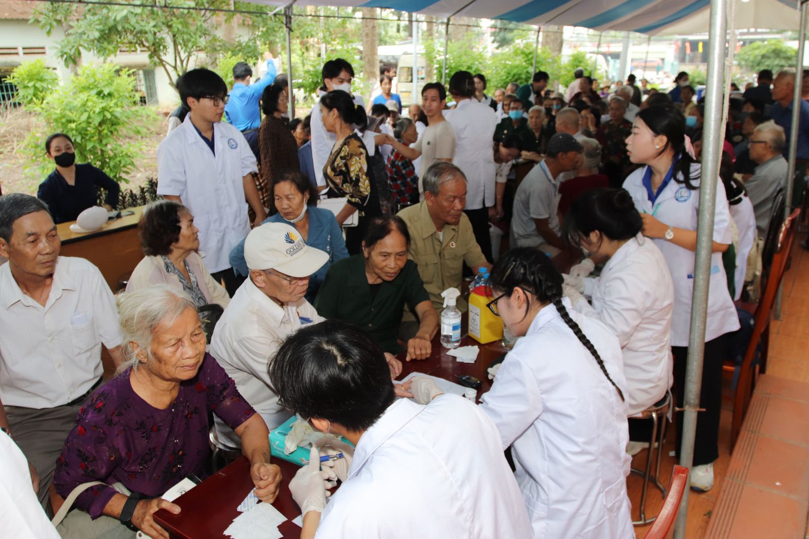 ĐẠI HỌC Y DƯỢC TPHCM TỔ CHỨC KHÁM BỆNH, PHÁT THUỐC MIỄN PHÍ NHÂN KỶ NIỆM NGÀY THƯƠNG BINH – LIỆT SĨ 27/7