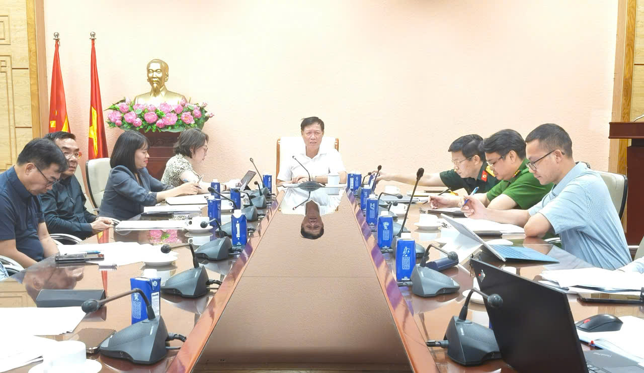 Thứ trưởng Bộ Y tế Đỗ Xuân Tuyên chủ trì hội nghị góp ý về hồ sơ dự án Luật An toàn thực phẩm (sửa đổi)