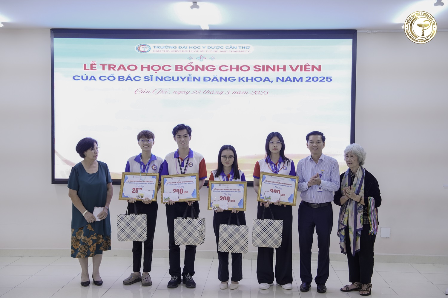 Trường Đại học Y Dược Cần Thơ dành nhiều học bổng hấp dẫn cho sinh viên, có học bổng đến 100 triệu đồng