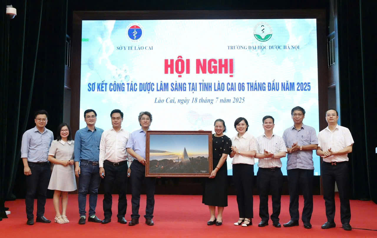 HỘI NGHỊ SƠ KẾT HỢP TÁC 6 THÁNG ĐẦU NĂM 2025 GIỮA TRƯỜNG ĐẠI HỌC DƯỢC HÀ NỘI VÀ SỞ Y TẾ LÀO CAI