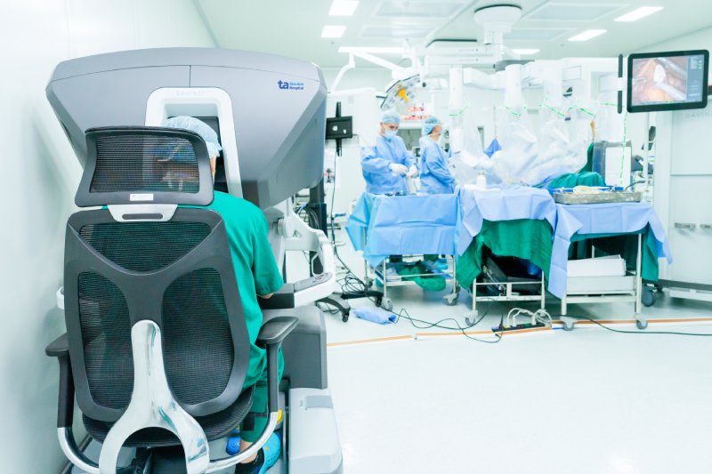 Bác sĩ dùng robot cắt trọn khối ung thư trực tràng xâm lấn sâu