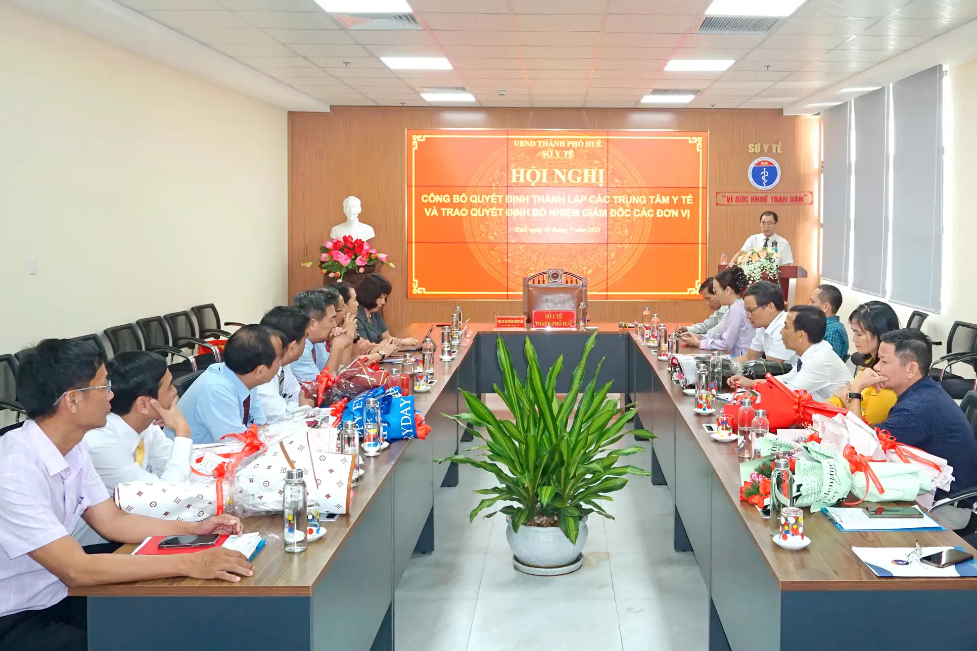 Hội nghị công bố các Quyết định thành lập Trung tâm Y tế và trao quyết định bổ nhiệm Giám đốc các đơn vị.