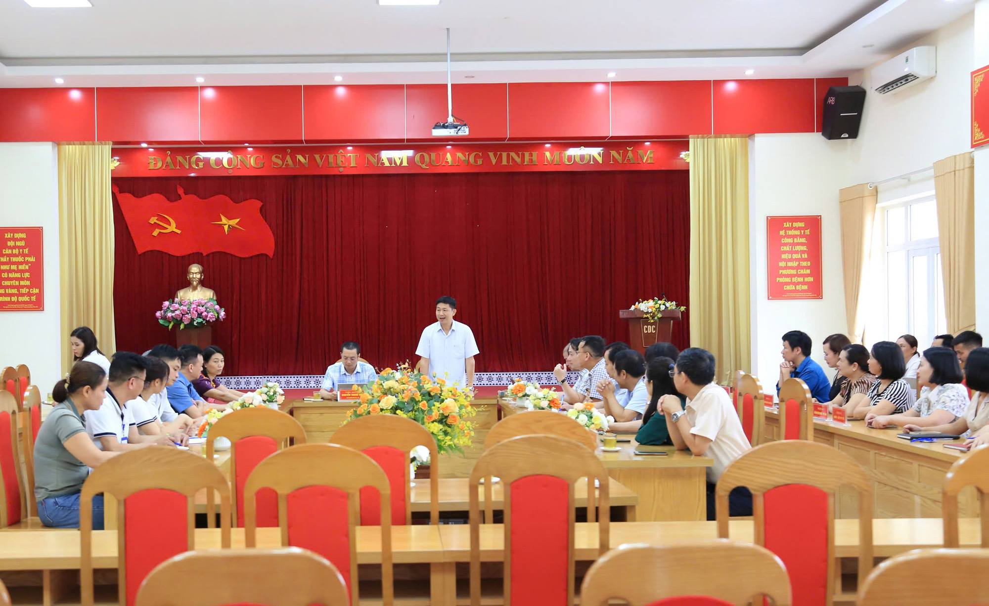 Lãnh đạo Sở Y tế Lào Cai làm việc tại Trung tâm Kiểm soát bệnh tật tỉnh sau sáp nhập