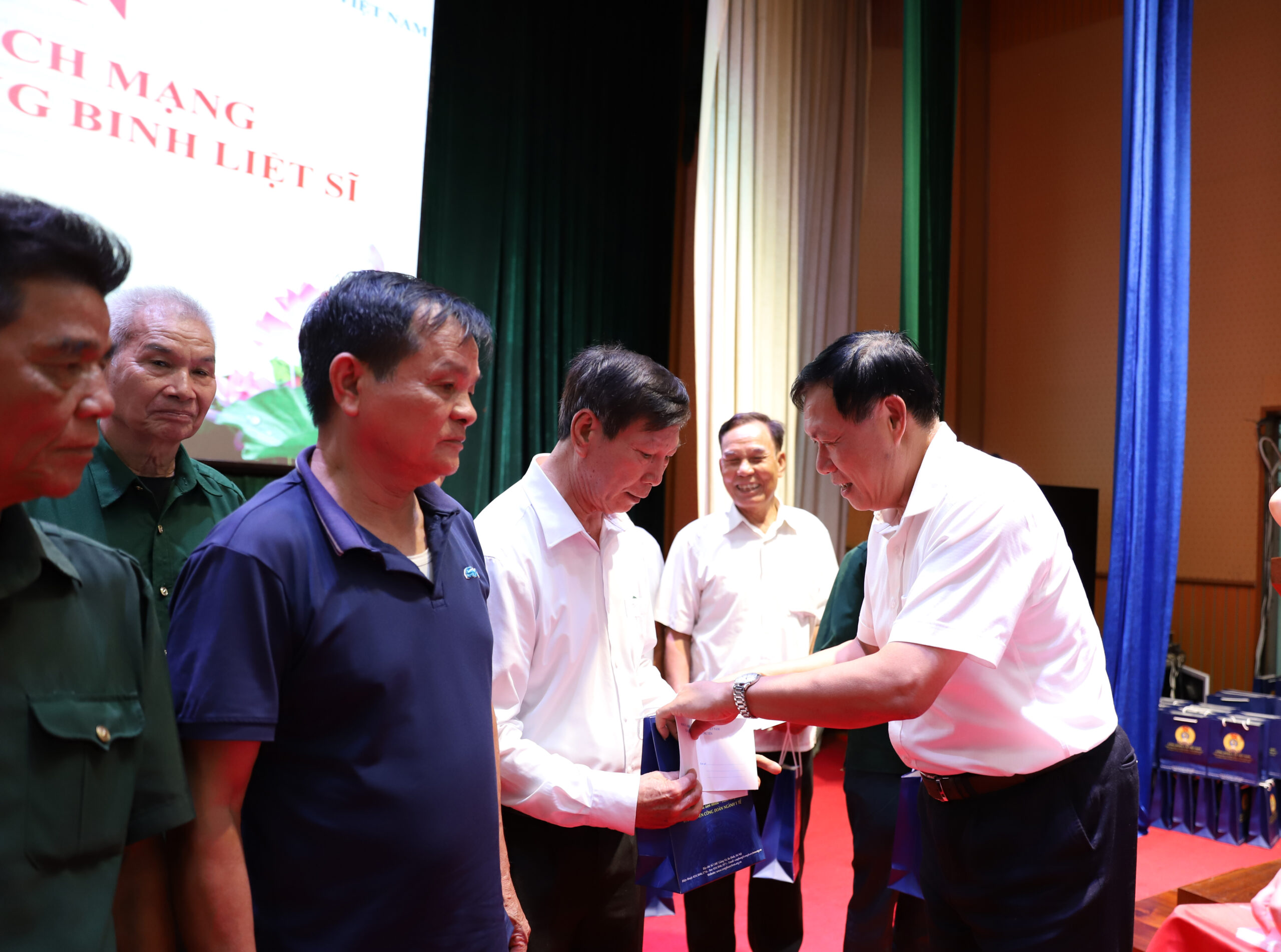 Hơn 950 suất quà được Bộ Y tế và Công đoàn Y tế Việt Nam trao tặng gia đình chính sách và người có công tại tỉnh Hưng Yên