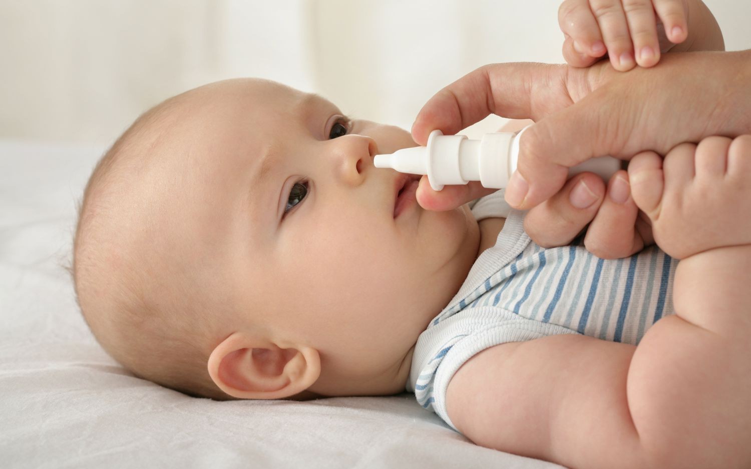 Có nên dùng nước muối sinh lý nhỏ mắt cho bé thường xuyên?