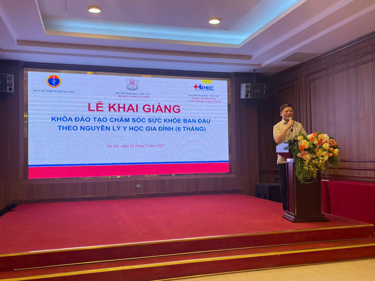 Khai giảng khóa đào tạo chăm sóc sức khỏe ban đầu theo nguyên lý y học gia đình