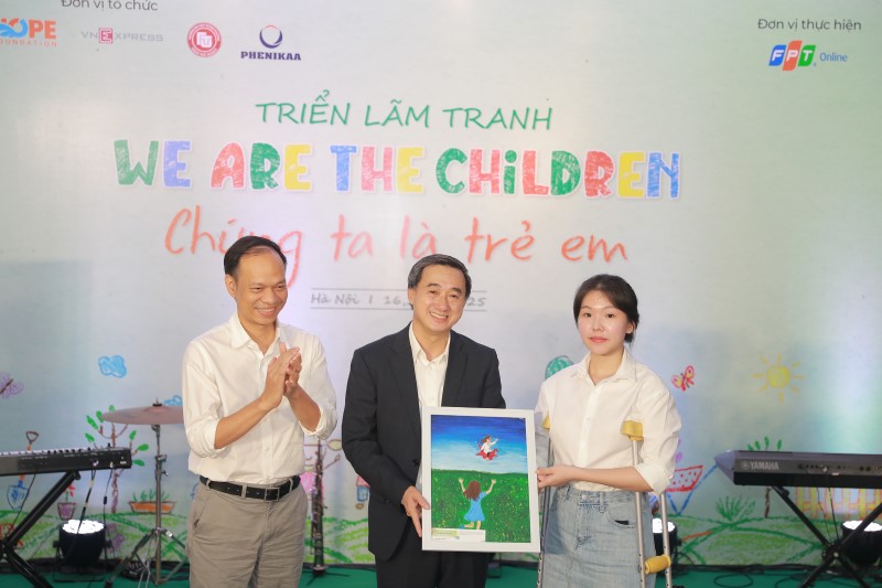 Thứ trưởng Trần Văn Thuấn dự Triển lãm tranh ủng hộ trẻ em yếu thế