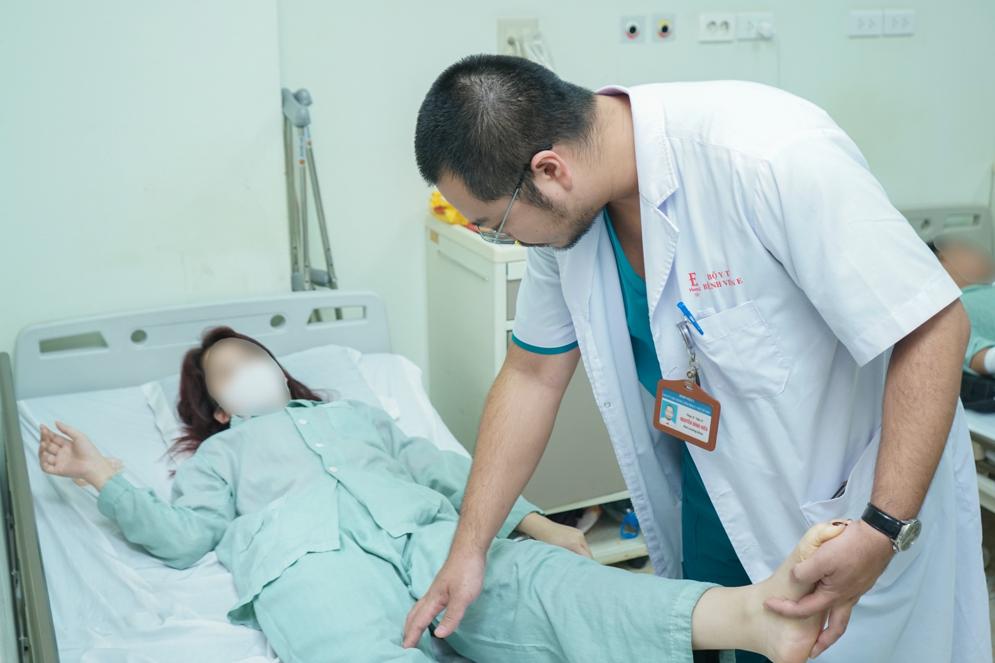 CÔ GÁI TRẺ MẮC BỆNH “XƯƠNG HÓA ĐÁ” HIẾM GẶP ĐƯỢC THAY KHỚP HÁNG NHÂN TẠO MỚI