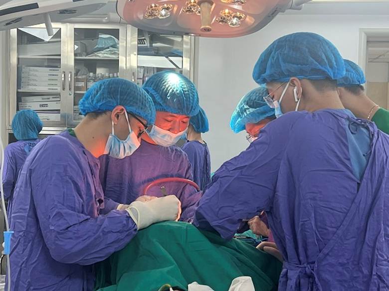 Bệnh viện Ung Bướu Hà Nội phẫu thuật thành công khối u thận “khổng lồ”