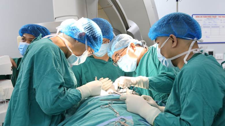 Chạy đua với thời gian cứu người bệnh nguy kịch do vỡ phình động mạch chủ bụng