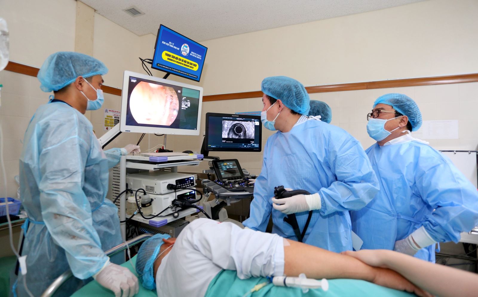 BVTW Huế và Công ty TNHH Fujifilm Việt Nam ký kết hợp tác trong lĩnh vực nội soi  08:13 07/08/2025    Sáng ngày 6/8/2025, Bệnh viện Trung ương (BVTW) Huế và Công ty TNHH FUJIFILM Việt Nam đã ký kết Biên bản Ghi nhớ hợp tác, tập trung vào phát triển chuyên môn và ứng dụng công nghệ trong lĩnh vực nội soi.  Thông qua Biên bản Ghi nhớ này, hai bên cam kết phối hợp triển khai các hoạt động nghiên cứu về nội soi siêu âm, tổ chức hội thảo, hội nghị, cũng như các chương trình đào tạo, tập huấn nhằm nâng cao năng lực chuyên môn cho đội ngũ cán bộ y tế.      Trong khuôn khổ hợp tác, FUJIFILM Việt Nam hỗ trợ BVTW Huế thiết bị để phục vụ nghiên cứu, các chương trình học bổng cho khóa đào tạo nội soi tiêu hóa; cung cấp mô hình đào tạo nội soi MIKOTO hiện đại kèm theo thiết bị nội soi trong suốt khóa đào tạo; gói bảo trì 2 năm cho toàn bộ thiết bị nội soi tại Trung tâm Nội soi – BVTW Huế;….  MIKOTO do FUJIFILM phát triển là một mô hình nội soi mô phỏng thực tế cao, cho phép bác sĩ thực hành các thao tác nội soi trên cơ sở tái hiện giải phẫu giống người thật, đồng thời tích hợp phản hồi trực quan và dữ liệu đánh giá kỹ năng khách quan. Sự kết hợp giữa kỹ thuật nội soi siêu âm hiện đại và mô hình đào tạo MIKOTO mang lại lợi thế vượt trội trong đào tạo – giúp các bác sĩ nội soi không chỉ nắm vững lý thuyết mà còn rèn luyện thao tác chuẩn xác, phản xạ lâm sàng và xử lý tình huống hiệu quả ngay từ giai đoạn học tập. Điều này đặc biệt quan trọng trong việc phát triển nguồn nhân lực chất lượng cao, đáp ứng yêu cầu ngày càng cao trong chẩn đoán và điều trị các bệnh lý tiêu hóa hiện đại.    Đặc biệt, hai bên cũng sẽ phối hợp tổ chức các khóa đào tạo quốc tế và thực hành siêu âm nội soi với sự tham gia của Bệnh viện Trung ương Kyoto Miniren, Nhật Bản và Trung tâm Nội soi Bệnh viện Rajavithi, Thái Lan, dự kiến diễn ra vào Quý 4/2025 và Quý 1/2026, với các chủ đề chuyên sâu về chẩn đoán và can thiệp bằng siêu âm nội soi.  Bệnh viện Trung ương Huế sẽ đóng vai trò là Trung tâm Tham khảo và Giới thiệu Trang thiết bị Nội soi của FUJIFILM Việt Nam.  Hai bên cũng đồng thuận chia sẻ các đánh giá chuyên môn và phản hồi kỹ thuật để cùng phát triển và hoàn thiện các giải pháp thiết bị y tế thế hệ mới. Biên bản Ghi nhớ có hiệu lực trong 3 năm kể từ ngày ký và sẽ được hai bên tổng kết, cập nhật kế hoạch hàng năm, nhằm bảo đảm hiệu quả triển khai và phù hợp với thực tiễn chuyên môn.    Phát biểu tại lễ ký kết, GS.TS. Phạm Như Hiệp – Giám đốc BVTW Huế ghi nhận: “Sự hợp tác giữa BVTW Huế và FUJIFILM Việt Nam mang lại giá trị thiết thực trong nghiên cứu, đào tạo và ứng dụng công nghệ y tế tiên tiến trong lĩnh vực nội soi, giúp nâng cao chất lượng chẩn đoán và điều trị, từ đó phục vụ tốt hơn cho công tác chăm sóc và bảo vệ sức khỏe nhân dân. Đồng thời, góp phần hiện thực hóa mục tiêu định hướng phát triển trở thành Trung tâm Nội soi chuyên sâu có tầm ảnh hưởng toàn quốc và trên trường quốc tế”.  Ông Mamoru Morota – Tổng Giám đốc Công ty TNHH FUJIFILM Việt Nam cũng bày tỏ: “FUJIFILM Việt Nam rất vinh dự được hợp tác với BVTW Huế – một đơn vị y tế có bề dày lịch sử và vị thế hàng đầu trong khu vực miền Trung – Tây Nguyên và cả nước. Việc lựa chọn BVTW Huế làm Trung tâm Tham khảo và Giới thiệu thiết bị nội soi FUJIFILM là minh chứng cho niềm tin và kỳ vọng lớn của chúng tôi vào sự hợp tác này”.      Nhân dịp này, Công ty Thiết bị y tế ETC – nhà phân phối chính thức hệ thống nội soi của hãng Fujifilm/ Nhật, Boston Scientific/ Mỹ, MTW/ Đức… tại Việt Nam cũng đã tặng BVTW Huế một số trang thiết bị y tế sử dụng trong việc điều trị và chẩn đoán ung thư giai đoạn sớm trong nội soi tiêu hóa tại Bệnh viện: Máy cắt đốt cao tần, Máy bơm khí CO2 nội soi, Bơm tưới rửa dùng trong nội soi.