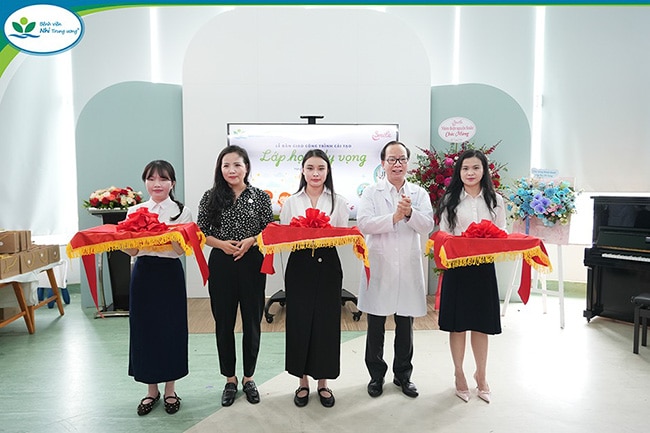 Lễ bàn giao công trình cải tạo lớp học Hy vọng: Không gian mới gieo mầm tri thức và nghị lực cho những “chiến binh nhí”