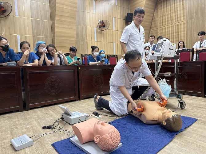 Cập nhật kiến thức cấp cứu cho đội ngũ nhân viên y tế tham gia phục vụ Lễ Kỷ niệm 80 năm Cách mạng Tháng Tám thành công