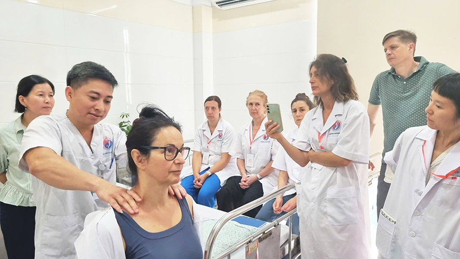 Giảng dạy kỹ thuật xoa bóp bấm huyệt cho học viên Quốc tế tại Khoa Châm cứu dưỡng sinh