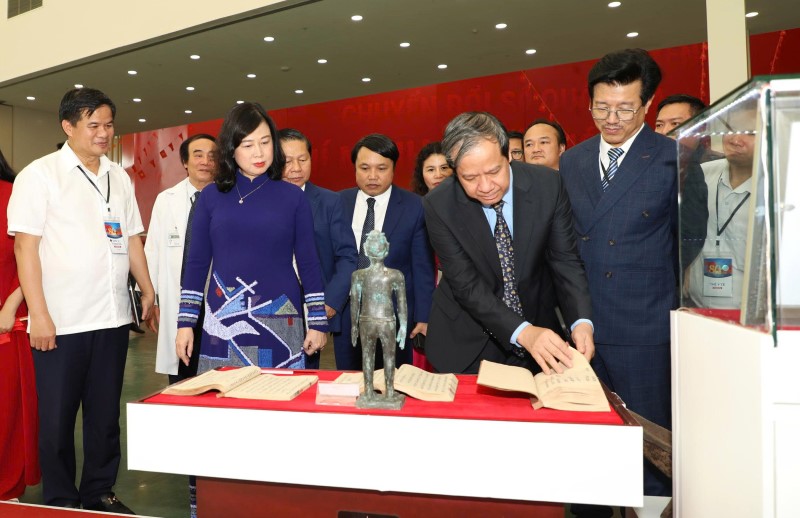 Bộ trưởng Bộ Y tế Đào Hồng Lan và Bộ trưởng Bộ Giáo dục và Đào tạo Nguyễn Kim Sơn thăm gian triển lãm: Y tế Việt Nam, Hành trình 80 năm vì sức khỏe Nhân dân