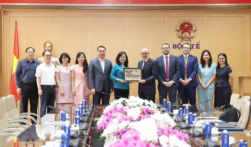 Bộ trưởng Bộ Y tế Đào Hồng Lan tiếp và làm việc với ông Matt Western, đặc phái viên thương mại của Chính phủ Anh