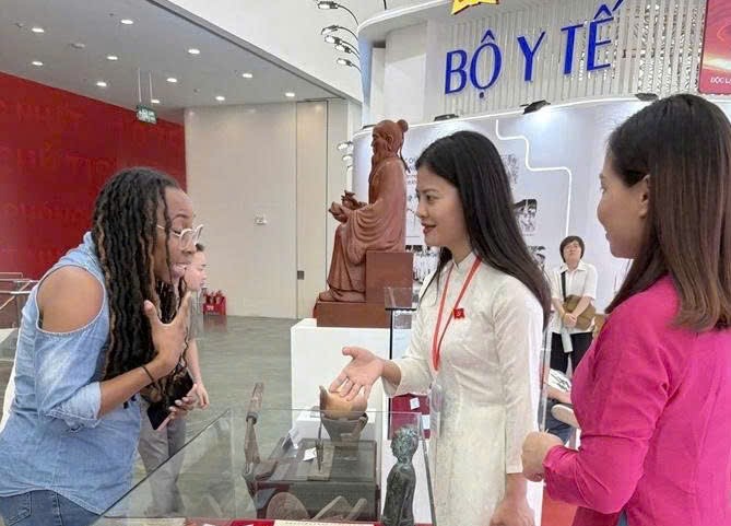 Đa ngôn ngữ – Cánh cửa hội nhập trong gian trưng bày của Bộ Y tế