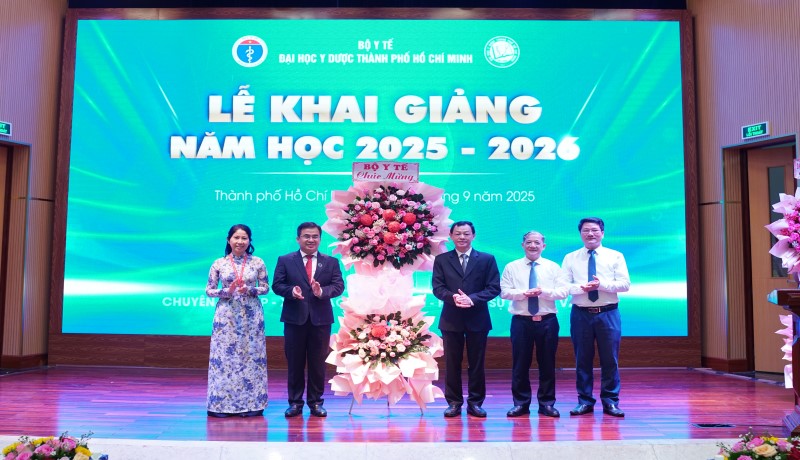 Thứ trưởng Bộ Y tế Nguyễn Tri Thức dự lễ khai giảng tại trường Đại học Y Dược thành phố Hồ Chí Minh