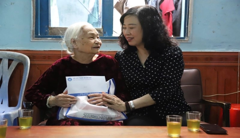 Bộ trưởng Bộ Y tế Đào Hồng Lan tri ân các gia đình có công với cách mạng tại Đặc khu Côn Đảo