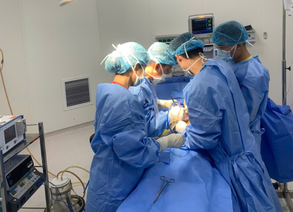 MỔ SỎI MẬT THÀNH CÔNG TRÊN NGƯỜI BỆNH CÓ TRÁI TIM BÊN PHẢI