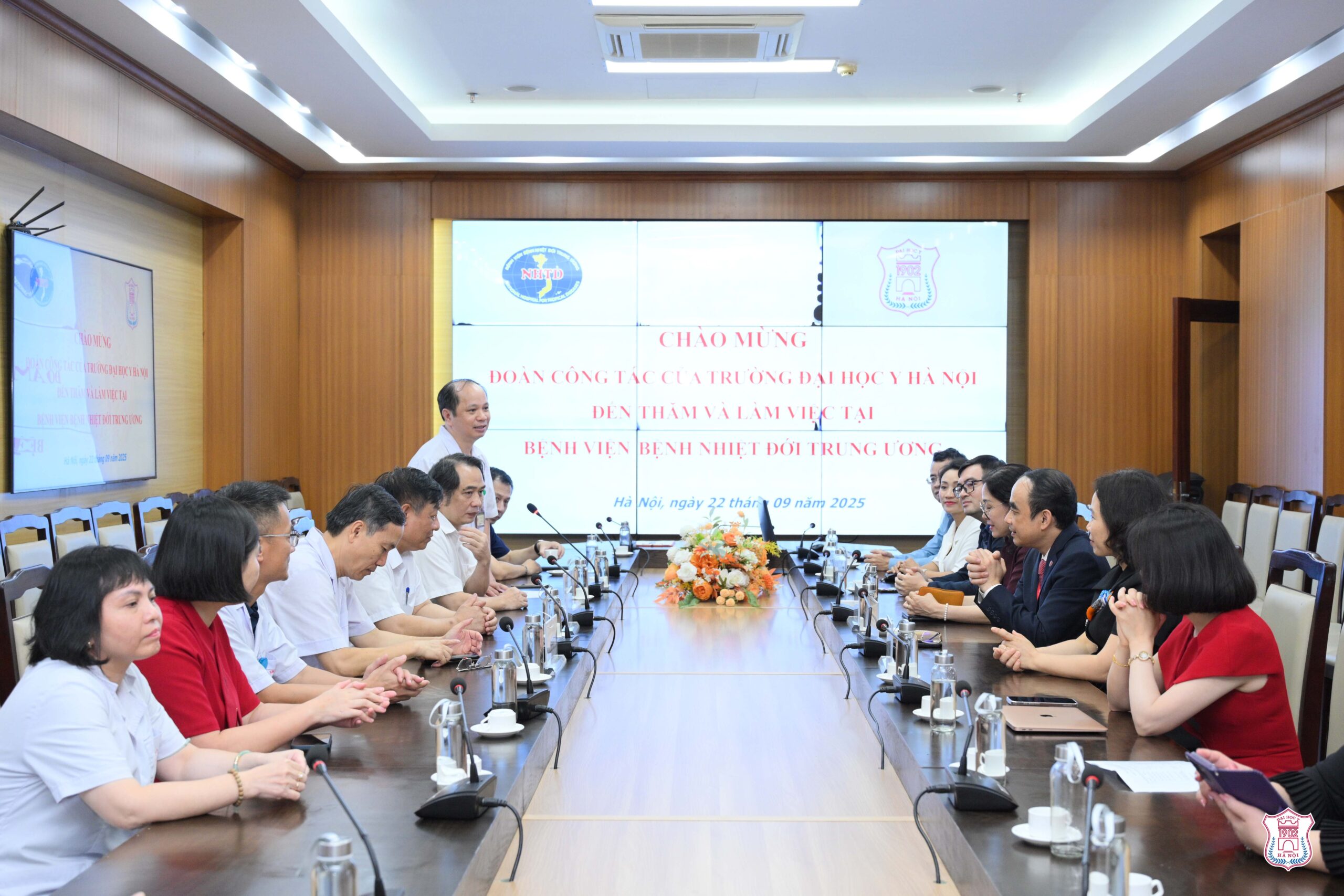 Lễ ký kết hợp đồng nguyên tắc giữa Trường Đại học Y Hà Nội và Bệnh viện Bệnh Nhiệt đới Trung ương