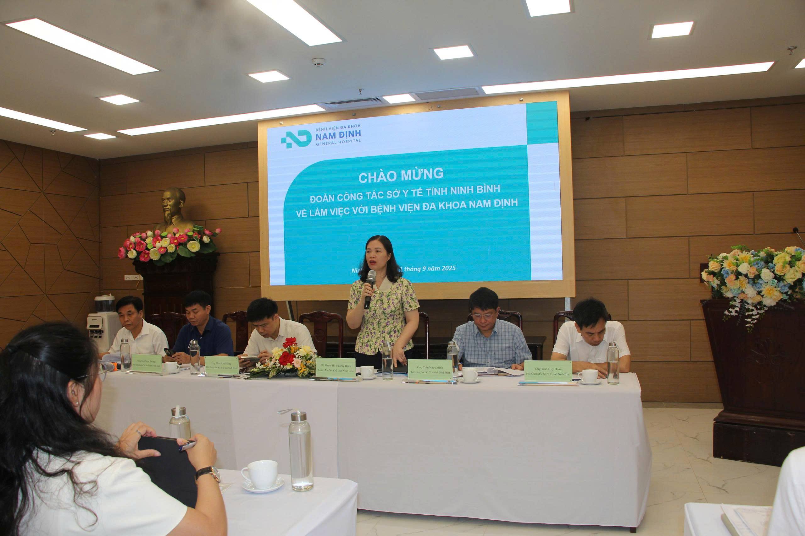 Đoàn công tác Sở Y tế tỉnh Ninh Bình làm việc tại Bệnh viện Đa khoa Nam Định