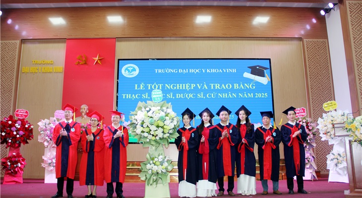 Đại học Y khoa Vinh chúc mừng hơn 1000 tân Thạc sĩ, Bác sĩ, Dược sĩ, cử nhân đón nhận niềm vui tốt nghiệp