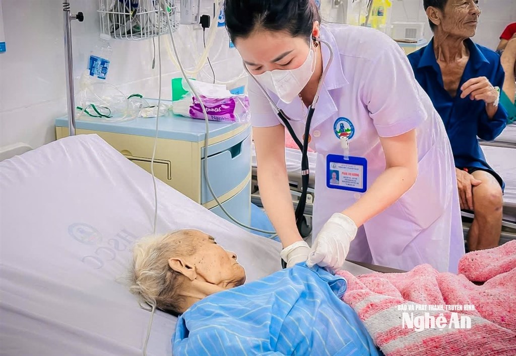 Sở Y tế Nghệ An chỉ đạo công tác khám, chữa bệnh và phòng, chống dịch bệnh sau bão số 10