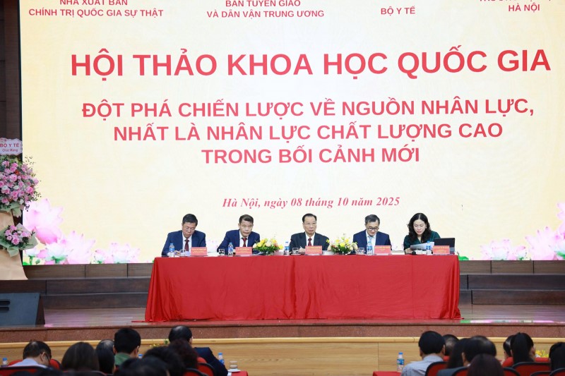 Thứ trưởng Bộ Y tế Trần Văn Thuấn đồng chủ trì hội thảo “Đột phá chiến lược về nguồn nhân lực, nhất là nhân lực chất lượng cao trong bối cảnh mới”
