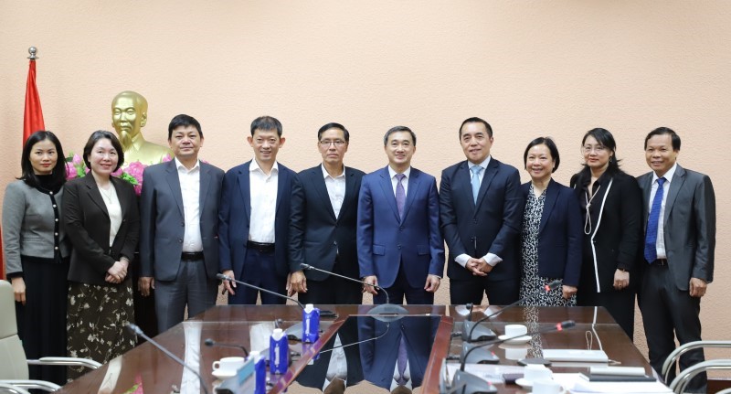 Thứ trưởng Bộ Y tế Trần Văn Thuấn tiếp và làm việc với Tập đoàn Abbott Hoa Kỳ