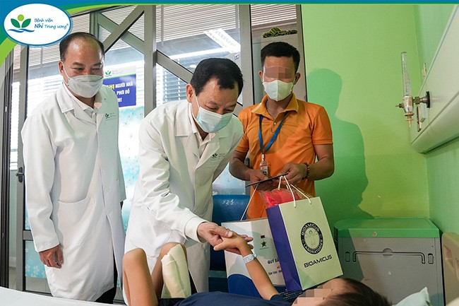 Thứ trưởng Bộ Y tế Nguyễn Tri Thức thăm, động viên và tặng quà bệnh nhi nhân dịp Tết Trung thu 2025