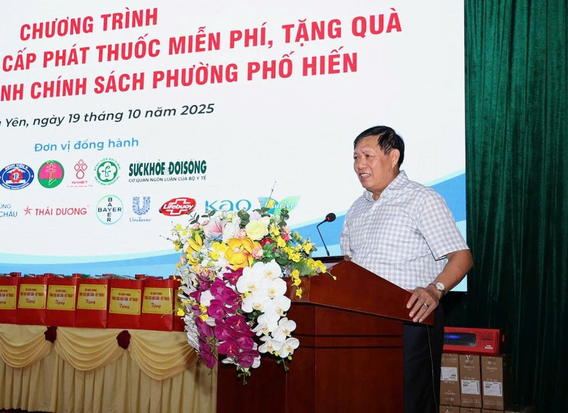 Thứ trưởng Bộ Y tế Đỗ Xuân Tuyên dự chương trình Tư vấn sức khỏe, cấp phát thuốc miễn phí và tặng quà cho các gia đình chính sách phường Phố Hiến, tỉnh Hưng Yên